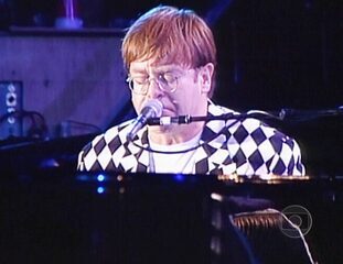 Reportagem sobre os melhores momentos do show do cantor Elton John no Brasil, Jornal da Globo, 17.01.2009.