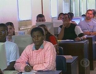 Estreia da série “Brasil Cidadão” com reportagem de Sandra Moreyra sobre o uso das carretas escolas em cidades do interior do Brasil, Jornal da Globo, 15/09/2003.