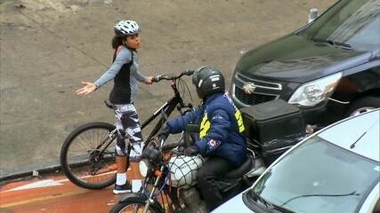 Motorista bloqueia ciclovia em cena do 'Vai Fazer o Quê?'. 'Fantástico', 19/07/2015.