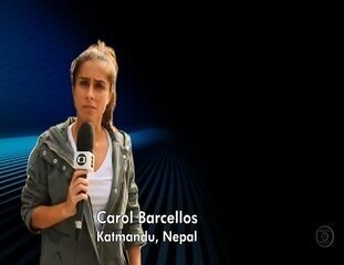 Repórter Carol Barcellos participa por telefone do Jornal Nacional direto de Katmandu para falar sobre os estragos causados por um terremoto que atingiu o Nepal e sobre a busca por sobreviventes pelas equipes de resgate, Jornal Nacional, 25/04/2015.