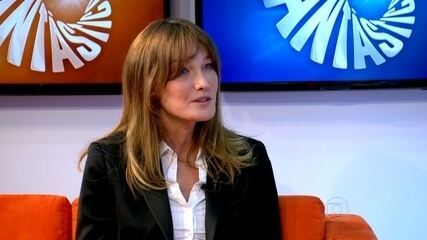 Carla Bruni canta ‘Quelqu’un m’a Dit’ o ‘Fantástico’, 23/08/2015.