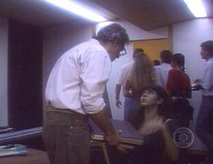 'Rainha da Sucata' (1990): cena em que Caio (Antonio Fagundes) recebe uma cantada de uma aluna. Nicinha (Marisa Orth) chega e fica com ciúmes.