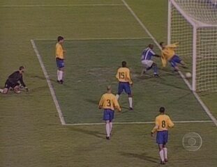 Reportagem de Mauro Naves sobre a derrota do Brasil por 2 a 0 para Honduras pelas quartas de final da Copa América 2001 na Colômbia que eliminou a seleção da competição com um vexame histórico, Globo Esporte, 24/07/2001.