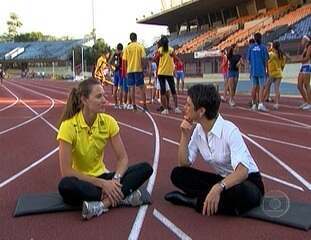 Sandra Annenberg conversa com a atleta do salto com vara Fabiana Murer sobre a preparação para os Jogos Olímpicos de Pequim no quadro "Atletas de Ouro", Jornal Hoje, 16/08/2008.