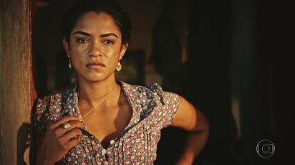 Luzia (Lucy Alves) fala com Piedade (Zezita Matos) sobre o ciúme que sente de Santo.