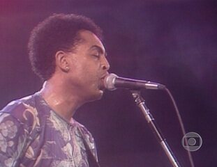 Gilberto Gil canta “Mar de Copacabana”, em show feito na praia homônima. Programa exibido em 29/02/1992.