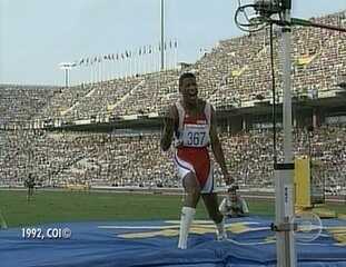 CUBANO CAMPEÃO: Javier Sotomayor conquista a medalha de ouro no salto em altura nos jogos olímpicos de Barcelona, Boletim Olímpico, 02/058/1992