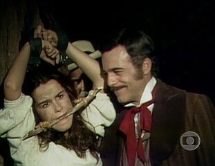 'Escrava Isaura' (1976): cena em que Isaura (Lucélia Santos) é posta a ferros por Leôncio (Rubens de Falco) quando ela diz sentir pena dele.