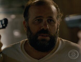 Cena em que Danillo (Gabriel Braga Nunes) conta a Doca (Otávio Muller) e Branco (Milhem Cortaz) que Playboy (Cauã Reymond) descobriu os policiais infiltrados. Todos passam a desconfiar uns dos outros.