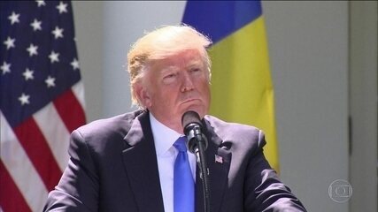 Reportagem de Sandra Coutinho sobre o depoimento do ex-diretor do FBI, James Comey, no Senado americano sobre as suspeitas de influência da Rússia nas eleições americanas de 2016 e a reação do presidente Donald Trump, que se pronunciou negando as acusações. Jornal Nacional, 09/06/2017.