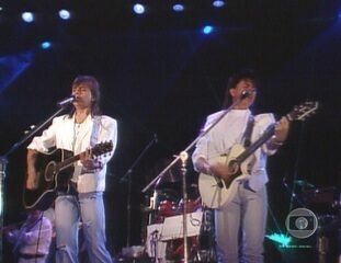 Dupla canta música-tema do show no Imperator, 'Planeta Azul'. Antes, no sítio dos cantores em Campinas, interior de São Paulo, eles jogam bola com convidados.