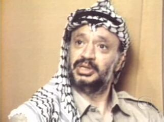 O repórter Lucas Mendes entrevista o líder palestino Yasser Arafat. Veja trecho. 'Jornal Nacional', 25/06/1979.