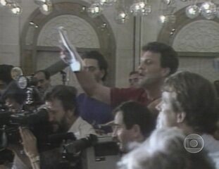 Pedro Bial em entrevista coletiva comTarik Aziz, primeiro-ministro de Saddam Hussein, durante a Guerra do Golfo. Jornal Nacional, 21/08/1990.