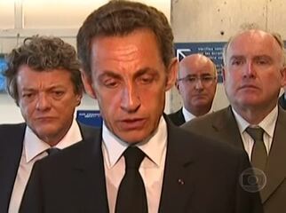 Reportagem de Sônia Bridi sobre o acidente com o avião da Air France e a recepção dos familiares das vítimas no aeroporto Charles de Gaulle, com a presença do presidente francês Nicolas Sarkozy. Jornal Nacional, 01/06/2009.