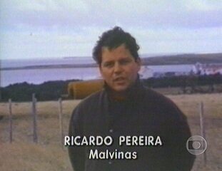 Reportagem de Ricardo Pereira e Newton Quilichini sobre a cidade de Goose Green, atacada pelos ingleses durante a Guerra das Malvinas. 'Jornal da Globo Especial', 06/04/1983