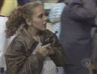 Cena em que Ana (Isabela Garcia) tenta impedir que Zezinho (Léo Jaime) assalte um banco, mas acaba se envolvendo no crime. Com Tony Ramos e Ilva Niño.