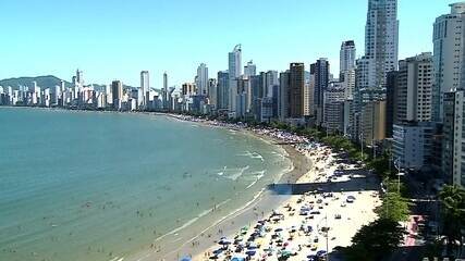 Arranha-céus de Balneário Camboriú roubam o sol de quem está na praia