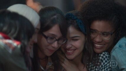 Cena em que Lica (Manoela Aliperti), Ellen (Heslaine Vieira), Tina (Ana Hikari), Benê (Daphne Bozaski) e Keyla (Gabriela Medvedovski) comemoram o fim do ensino médio e prometem ser amigas para sempre.

