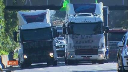 Caminhoneiros mantêm bloqueios em protesto contra reajustes do óleo diesel. 'Hora 1', 22/05/2018