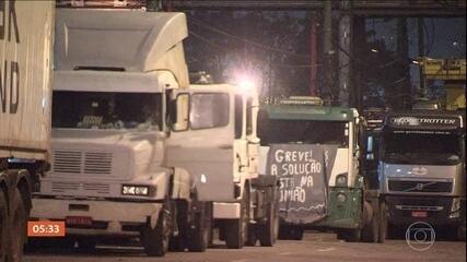 Paralisação de caminhoneiros também causa prejuízos no maior porto do Brasil.  'Hora 1', 24/05/2018