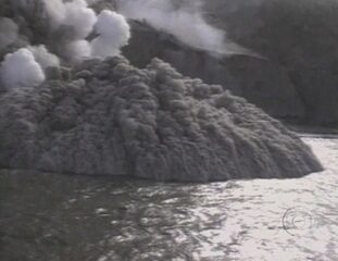 Estreia da série 'Fogo Sobre Terra' com reportagem de Glória Maria sobre o vulcão Kilauea no Havaí, um dos mais ativos do planeta, Fantástico, 13/02/2000.