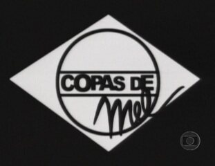 Estreia da série 'Copas de Mel', com direção de Luís Villaça, na qual Denise Fraga interpreta uma jornalista durante a cobertura da Copa do Mundo de 1958 na Suécia, 'Fantástico', 12/05/2002.