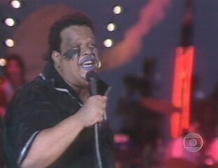 Na estreia, Lauro Corona, Pelouca (Pedro Cardoso) e Carla Camurati apresentam o programa. Na sequência, Tim Maia canta “Vê Se Decide”.