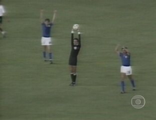 Reportagem de Francisco José sobre a final Itália 3 x 1 Alemanha da Copa do Mundo da Espanha, apitada pelo árbitro brasileiro Arnaldo Cezar Coelho. Fantástico, 11/07/1982.