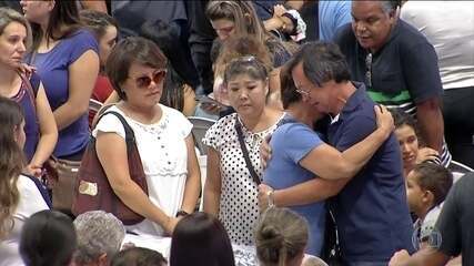 Cidade de Suzano se une para velar as vítimas do massacre em escola