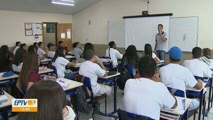 Procura por cursos profissionalizantes nas ETECs quase dobra no estado