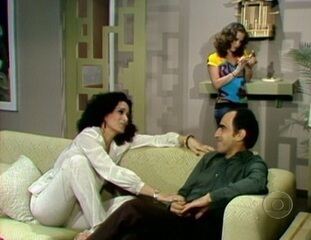 'Marron Glacé' (1979): Eleonora (Lady Francisco) e Ernani (Ary Fontoura) incentivam a aproximação de Andreia (Denise Dumont) e Fábio Carlos (Jorge Botelho).