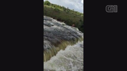 Cabeça d'água arrasta banhistas e deixa dois mortos nos cânions de Furnas em MG