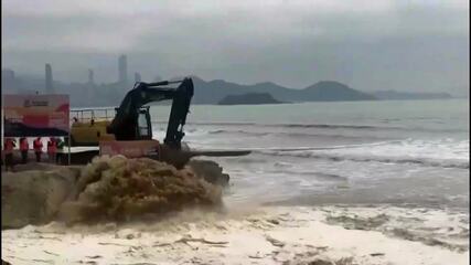 Areia chega à orla da Praia Central em Balneário Camboriú, em obra de alargamento. Vídeo: Prefeitura de Balneário Camboriú