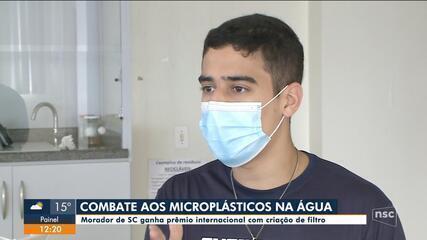 Morador de SC ganha prêmio internacional com invenção que retira microplásticos da água