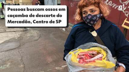 Pessoas buscam ossos de carne na caçamba de descarte do Mercadão, centro de SP