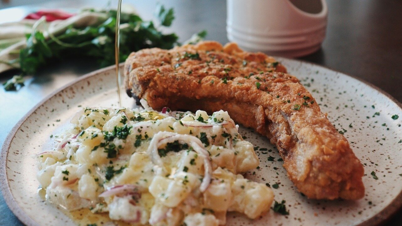 Refeição completa! Laura Miranda ensina como fazer carré à milanesa crocante e sequinho e salada de batata com molho de iogurte