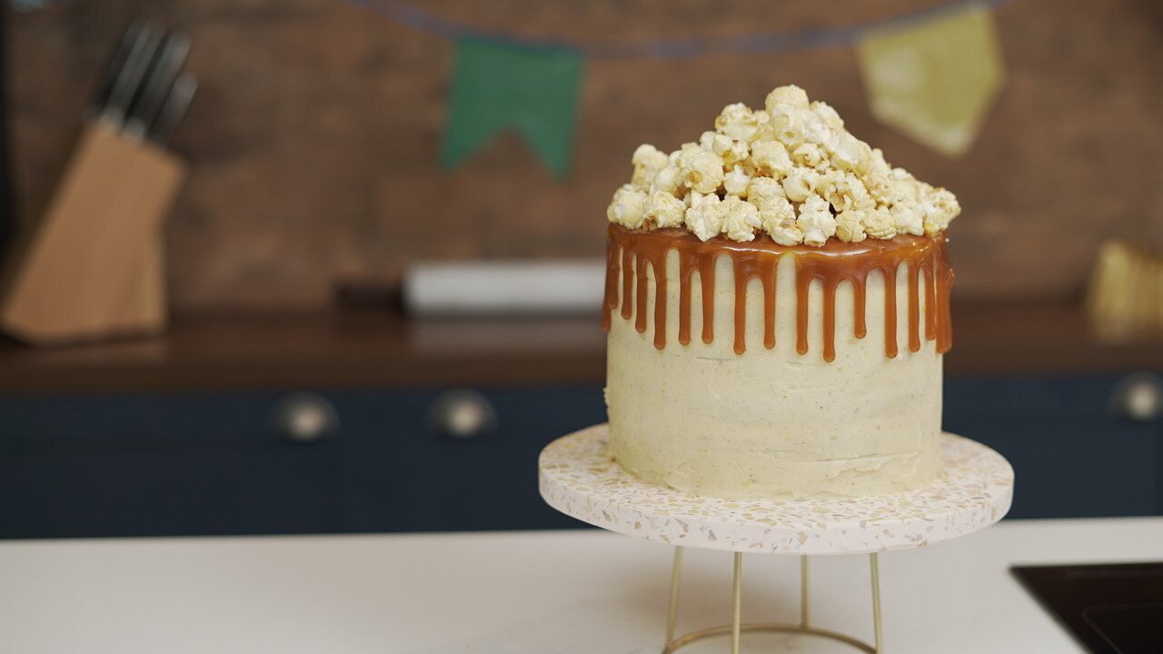 Bolo de caramelo com pipoca e buttercream