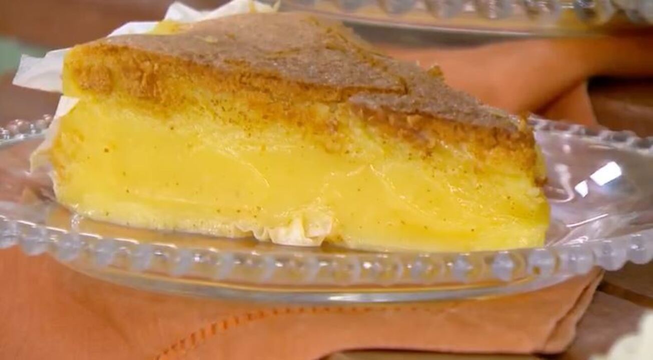 O bolo de chocolate branco sem farinha é uma opção fácil e feito com 4 ingredientes. Ele é simples de fazer e combina com um cafezinho. Vem ver!