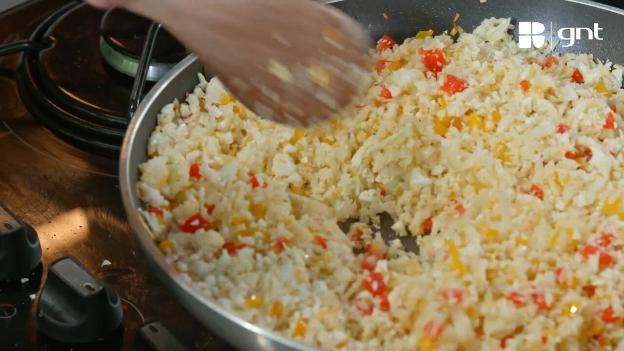 Substituto do clássico grão de arroz, o prato feito com couve-flor é considerado low carb e traz um sabor diferente para o prato; confira!