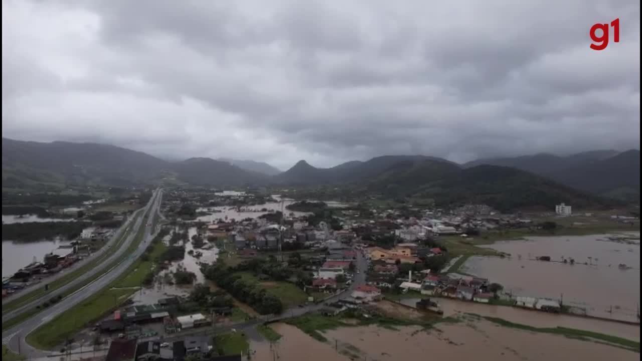 Imagens aéreas mostram situação dos alagamentos em Paulo Lopes, SC, nesta segunda-feira