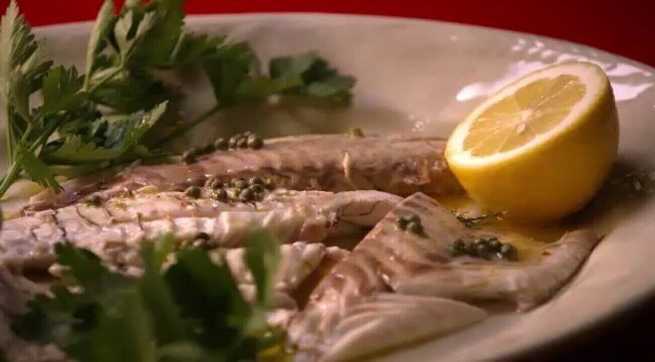 Peixe na crosta de sal grosso com salsa verde 