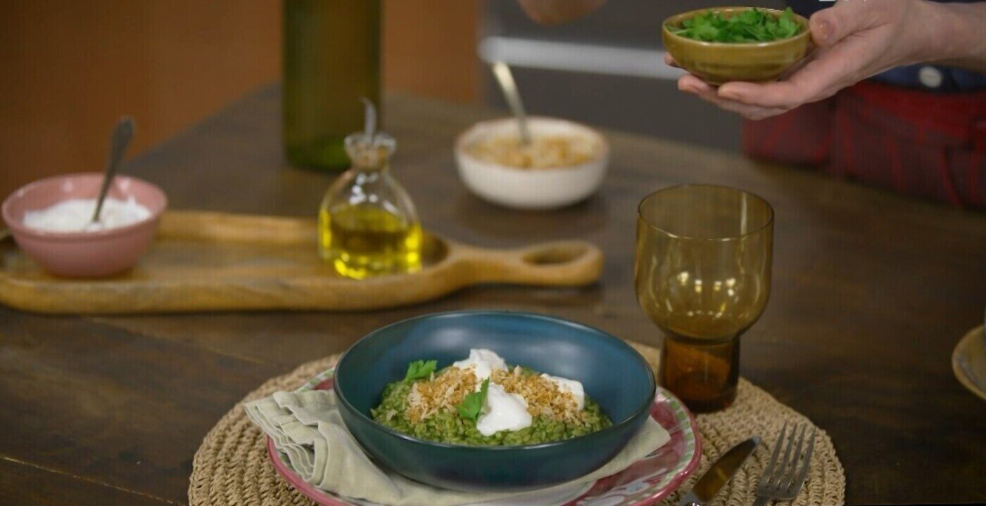 Risoni de espinafre com gengibre, iogurte e farofinha de pão