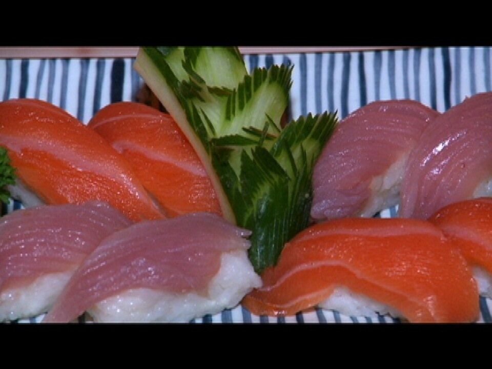 Como fazer sushi e sashimi de salmão e atum