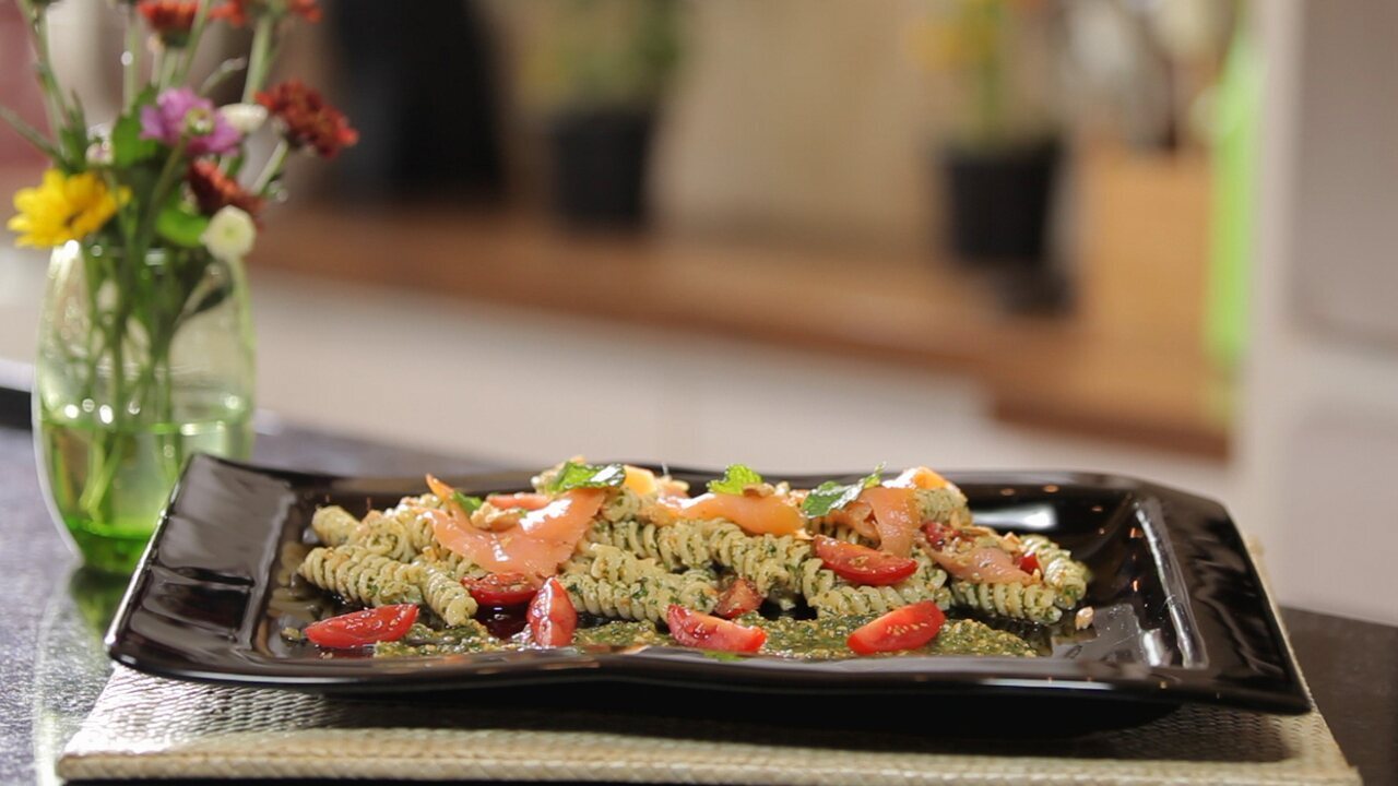 Salada de fusilli ao pesto de hortelã