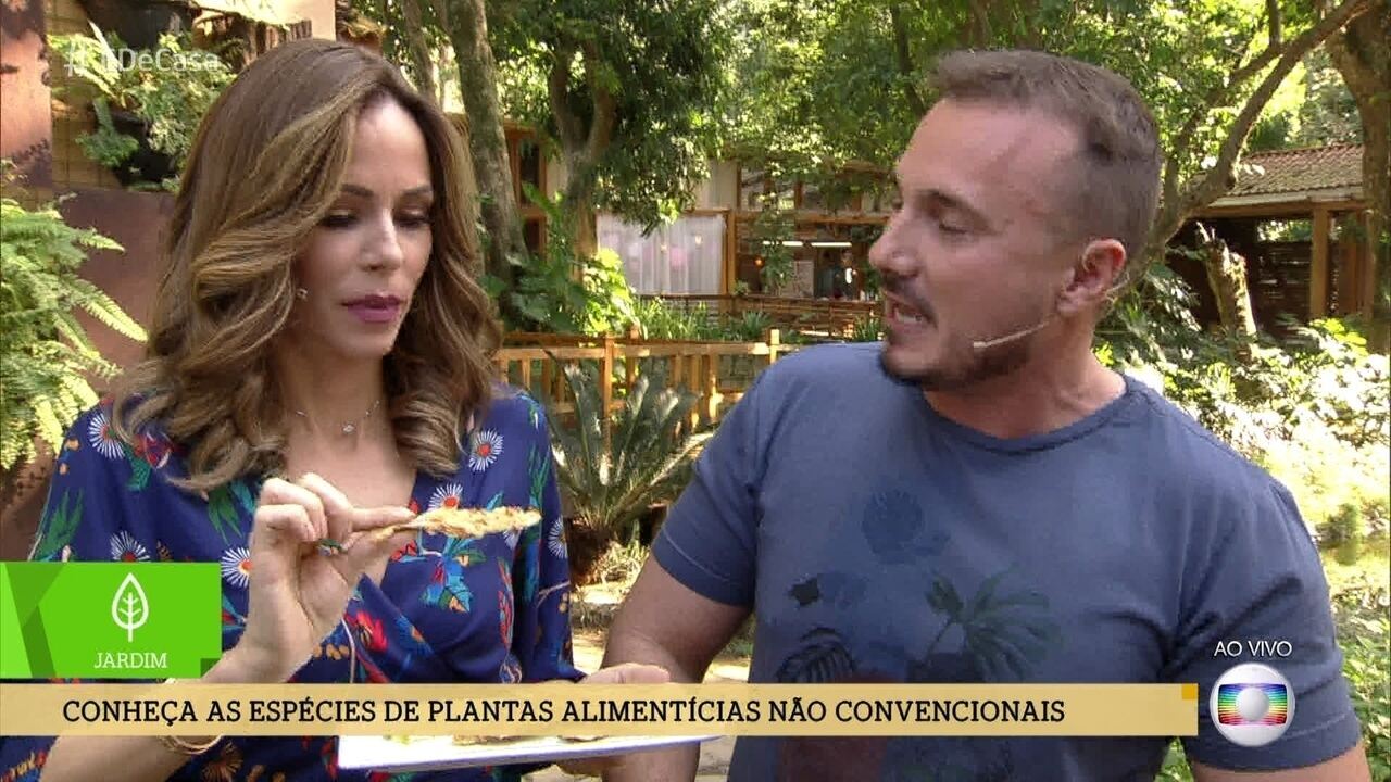 Ana Furtado prova peixinho frito que é feito de vegetais