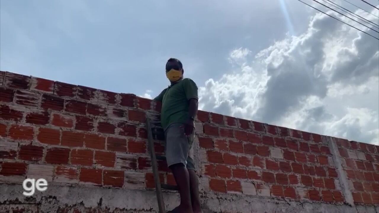 Torcedores do Altos usam escadas para assistir ao jogo do acesso à Série C