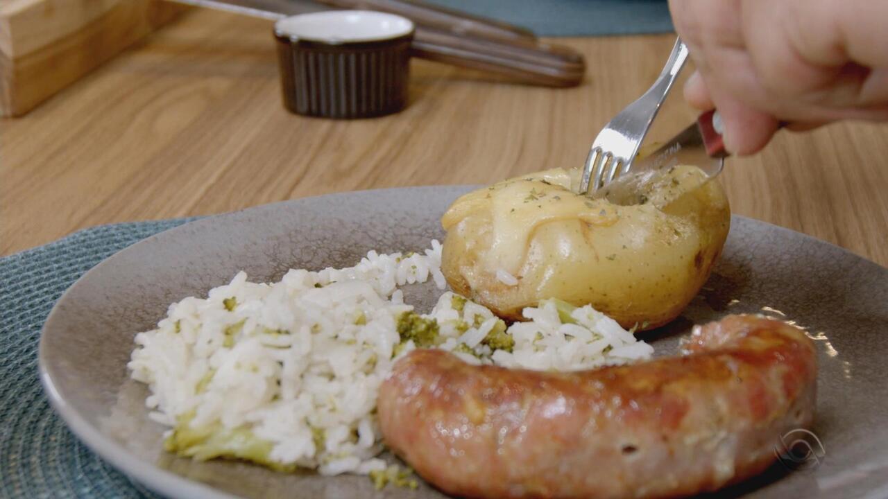 Arroz com brócolis, batata recheada e salsichão