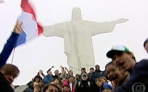 Peregrinos visitam o Cristo Redentor