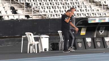 A demissão de Chamusca - Botafogo vai mal na Série B. Torcida organizada se reúne com jogadores para cobranças. O clima fica tenso. O técnico Marcelo Chamusca é demitido.