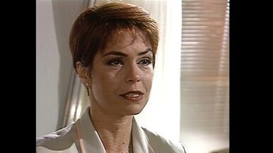 Capítulo de 14/11/1994 - Paula decide apoiar a mãe. Alce tenta atropelar Auxiliadora e Tereza. Bruno recebe uma visita inesperada. Tati segue o rastro das migalhas de biscoito e encontra alguém no quarto.